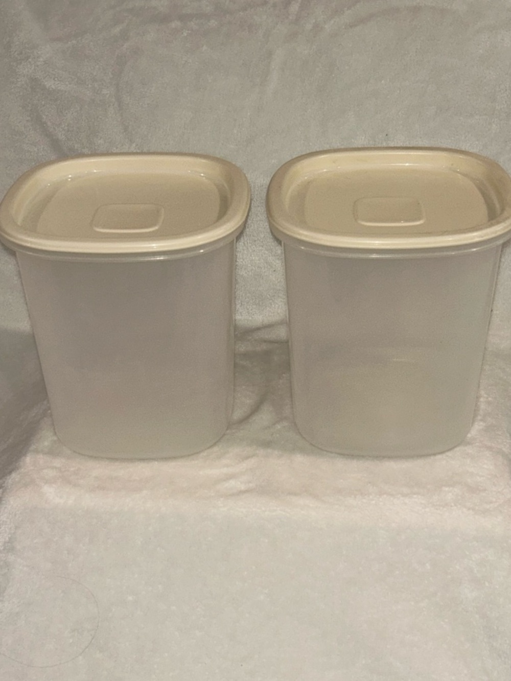 Rubbermaid Servin Saver lot of two #6 vintage plastic containers w covers beige